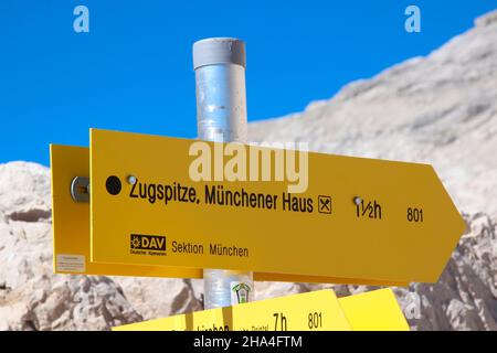 Wanderung zur zugspitze 2962 m,Wegweiser zugspitze,münchener Haus,wettersteingebirge garmisch-partenkirchen,oberbayern,bayern,süddeutschland,deutschland,europa, Stockfoto