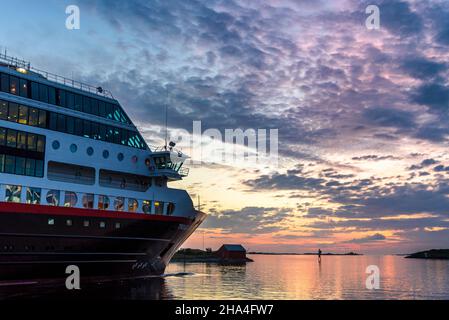 Hurtigruten Schiff im Hafen, Bronnoysund, Norwegen Stockfoto