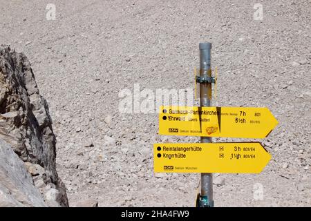 Wanderung zur zugspitze 2962 m,Wegweiser Richtung ehrwald,reintalangerhütte,Knorrhütte,garmisch-partenkirchen,wettersteingebirge garmisch-partenkirchen,oberbayern,bayern,süddeutschland,deutschland,europa, Stockfoto