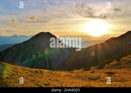 Sonnenuntergang bei der weilheimer hütte (1955 m),Blick auf die ammertaler alpen,vorne links der Bischof (2033m),Estergebirge,europa,deutschland,bayern,oberbayern,werdenfelser Land,bayerische voralpen,Abendstimmung Stockfoto