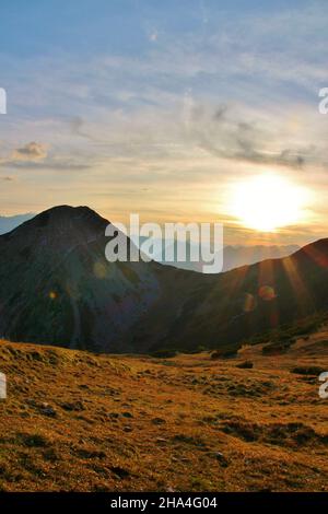 Sonnenuntergang bei der weilheimer hütte (1955 m),Blick auf die ammertaler alpen,vorne links der Bischof (2033m),Estergebirge,europa,deutschland,bayern,oberbayern,werdenfelser Land,bayerische voralpen,Abendstimmung Stockfoto