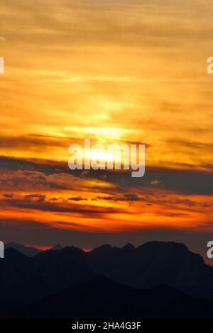 Sonnenuntergang am krottenkopf (2086 m),Blick auf den wettersteingebirge,zugspitze ganz rechts,Estergebirge,europa,deutschland,bayern,oberbayern,werdenfelser Land,bayerische voralpen,Abendstimmung Stockfoto