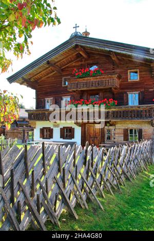 Haus im ellmauer Heimatmuseum 'beim wegmacher',österreich,tirol,kaisergebirge,ellmau,Blick auf die Stadt,Alpenregion,Wiese,Grün,Reiseland,Urlaubsregion,Zaun, Stockfoto