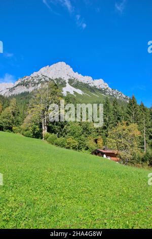 österreich,tirol,kaisergebirge,ellmau,Oberkaisern,Haus,Landschaft,Natur,alpen,Alpenregion,Wiese,Grün,Reiseland,Urlaubsregion,Himmel,Wolkenstimmung Stockfoto