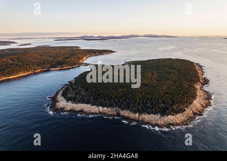 Luftaufnahme der Frenchboro Island entlang der Maine Coast. Acadia in der Ferne Stockfoto