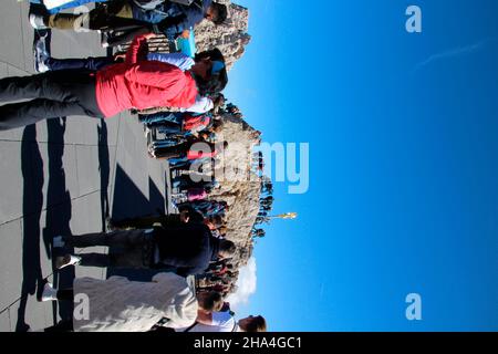 Touristen auf der Terrasse der zugspitzstation,deutschland,bayern,Gipfel,Gipfelterrasse,Gipfelkreuz,2962m,oberbayern,werdenfels,zugspitzgipfel,Gipfel,Berggipfel,Gipfelstation, Stockfoto