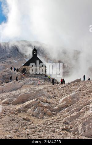 zugspitz Kapelle maria Visitation,höchste Kapelle Deutschlands (2600müm.),Werbebanner zugspitze,Deutschland,werdenfelser Land,garmisch-partenkirchen,Loisachtal,oberbayern,bayern,süddeutschland,deutschland,europa, Stockfoto