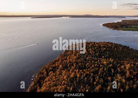 Luftaufnahme des Bootes, das entlang Penobscot Bay, Maine bei Sonnenuntergang segelt Stockfoto