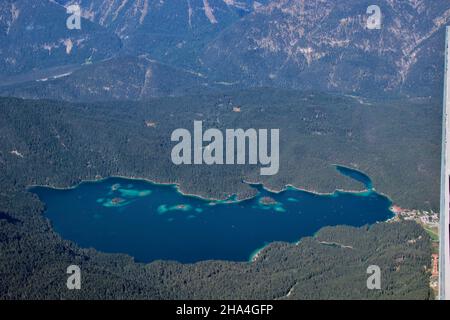 zugspitze 2962m,Blick auf den eibsee,im Hintergrund die ammertaler Berge,blauer Himmel,Wolken,Wolkenstimmung,garmisch-partenkirchen,Loisachtal,oberbayern,bayern,süddeutschland,deutschland,europa, Stockfoto