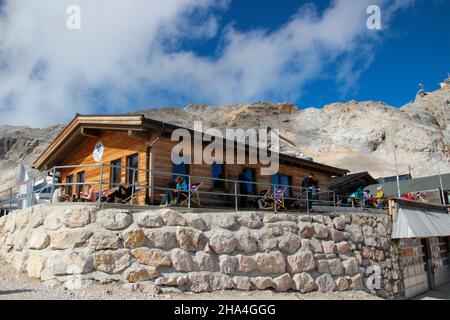 zugspitzplatt,sonnalpin,Gletschergarten,zugspitzgipfel,zugspitze,wettersteingebirge blauer Himmel,Wolken,Wolkenstimmung,garmisch-partenkirchen,Loisachtal,oberbayern,bayern,süddeutschland,deutschland,europa, Stockfoto
