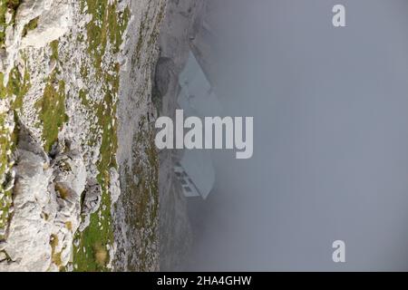 Blick auf die Knorrhütte (2051m) beim Abstieg von der zugspitze,auf den zugspitzplatt im wettersteingebirge,Nebel,garmisch-partenkirchen,Loisachtal,oberbayern,bayern,süddeutschland,deutschland,europa, Stockfoto