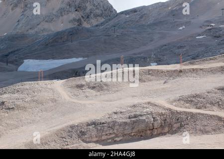 Blick auf den zugspitzplatt, Berglandschaft, zugspitze, garmisch-partenkirchen, wettersteingebirge, alpen, oberbayern, bayern, deutschland, europa, Skilifte, Restschnee, Schnee, Stockfoto