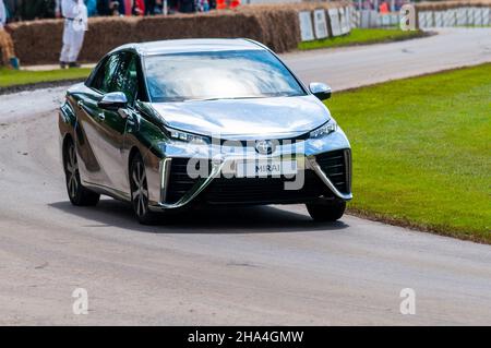 Toyota Mirai Wasserstoff-Brennstoffzellen-Fahrzeug, FCV, Auto, Fahren auf der Hill Climb Track auf dem Goodwood Festival of Speed Motoring Veranstaltung im Jahr 2016 Stockfoto