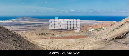 Panoramablick vom Aussichtspunkt femés auf playa blanca und vulcan montana roja, 194 m, rechts das kleine Dorf maciot, femes, lanzarote, Kanaren, kanarische Inseln, spanien, europa Stockfoto
