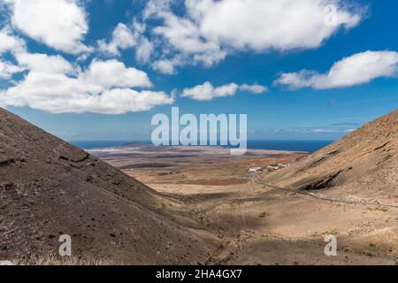 Blick vom aussichtspunkt femés auf playa blanca und vulcan montana roja, 194 m, femés, lanzarote, Kanaren, kanarische Inseln, spanien, europa Stockfoto