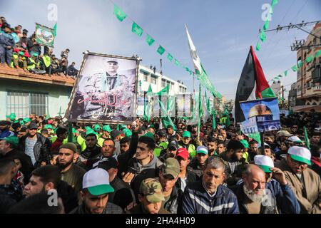 Anhänger der Hamas nehmen an einer Kundgebung zum 34th. Jahrestag der Gründung der islamistischen Bewegung Hamas im Flüchtlingslager Jabalya im nördlichen Gazastreifen Teil. (Foto von Ahmed Zakot / SOPA Images/Sipa USA) Stockfoto