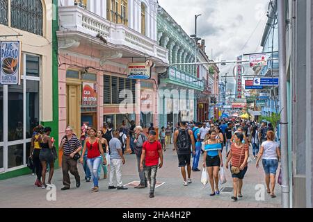 Streetscene mit Geschäften und kubanischen Einkäufern in der Einkaufsstraße in Santiago de Cuba, der Hauptstadt der Provinz Santiago de Cuba auf der Insel Kuba Stockfoto