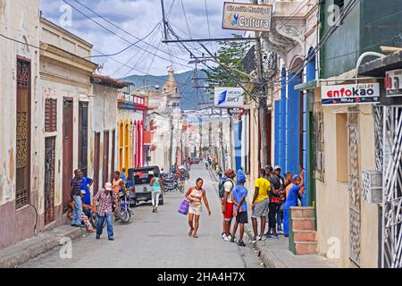 Straßenszene mit Afro-Kubanern und Geschäften in Santiago de Cuba, der Hauptstadt der Provinz Santiago de Cuba auf der Insel Kuba, Karibik Stockfoto