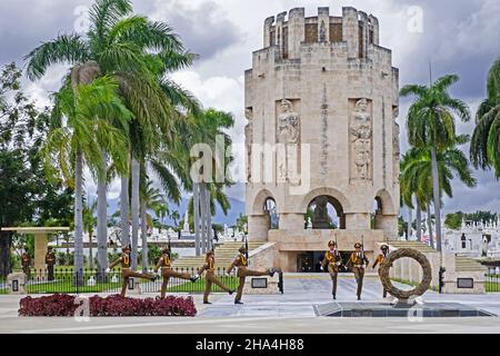 Wachwechsel vor dem Mausoleum von José Martí auf dem Friedhof Santa Ifigenia in Santiago de Cuba auf der Insel Kuba, Karibik Stockfoto