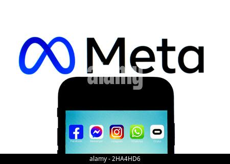 9. Dezember 2021, Spanien: In dieser Fototafel werden die App-Icons von Facebook, Messenger, Instagram, WhatsApp und Oculus VR auf einem Smartphone mit einem Meta-Logo im Hintergrund angezeigt. (Bild: © Thiago Prudencio/SOPA Images via ZUMA Press Wire) Stockfoto