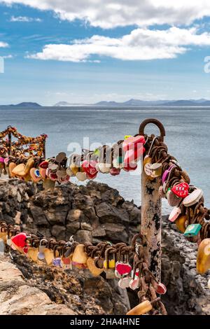 Bunte Liebesschlösser, Aussichtspunkt mirador und playa Flamingo, hinter den Inseln fuerteventura und isla de los lobos, playa blanca, lanzarote, Kanaren, kanarische Inseln, spanien, europa Stockfoto