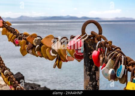 Bunte Liebesschlösser, Aussichtspunkt mirador und playa Flamingo, hinter den Inseln fuerteventura und isla de los lobos, playa blanca, lanzarote, Kanaren, kanarische Inseln, spanien, europa Stockfoto