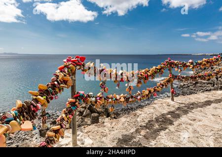 Bunte Liebesschlösser, Aussichtspunkt mirador en playa Flamingo, playa blanca, lanzarote, Kanaren, kanarische Inseln, spanien, europa Stockfoto