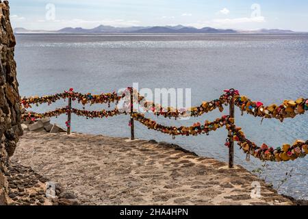 Bunte Liebesschlösser, Aussichtspunkt mirador und playa Flamingo, hinter den Inseln fuerteventura und isla de los lobos, playa blanca, lanzarote, Kanaren, kanarische Inseln, spanien, europa Stockfoto