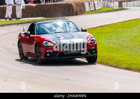 Der Sportwagen Fiat Abarth 124 Spider fährt auf der Bergaufstiegsstrecke beim Goodwood Festival of Speed im Jahr 2016. Roadster Stockfoto