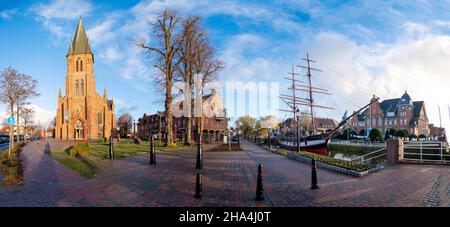 Panoramablick auf Papenburg mit der Kirche und dem Rathaus Stockfoto