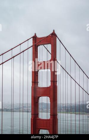 San Francisco Golden Gate Bridge, USA. Vertikales Bild des roten Turms Stockfoto