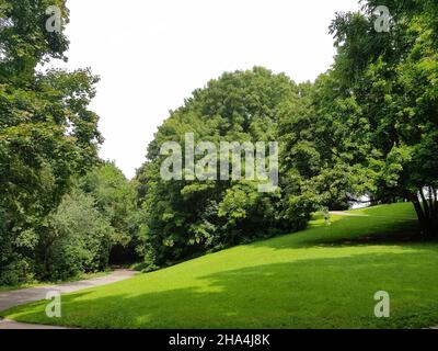 luitpoldpark, schwabing-Viertel, riesige Rasenflächen, üppige Bäume, ein Stück Natur mitten in der Stadt, eine wunderbare Aussicht vom luitpold-Hügel Stockfoto