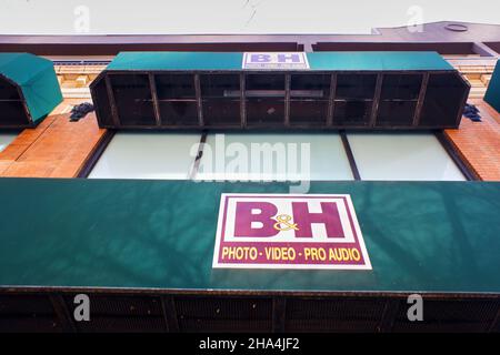 Logo von B&H Photo Video-Electronics und Camera Store auf der 420 9th Avenue und W 34th Street.Manhattan.New York City.New York.USA Stockfoto
