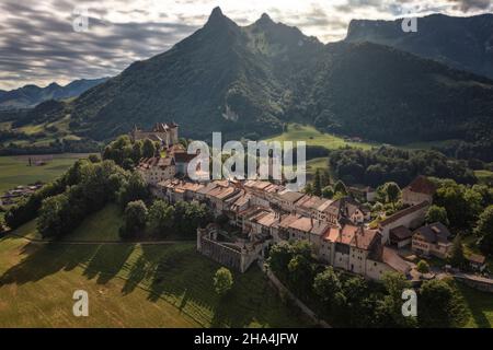 Die Stadt Gruyeres aus dem Luftbild Stockfoto