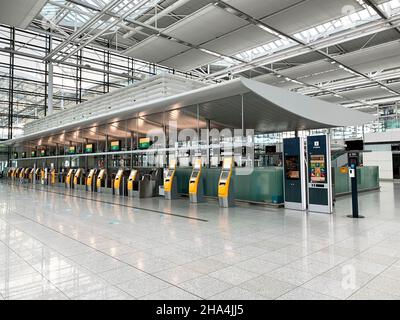 Leerer Check-in-Bereich im Terminal 2 am flughafen münchen-Fjs während der Corona-Pandemie von 2021 Stockfoto