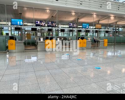 Leerer Check-in-Bereich im Terminal 2 am flughafen münchen-Fjs während der Corona-Pandemie von 2021 Stockfoto