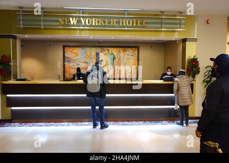 Kunden checken an der Rezeption in der Lobby des historischen New Yorker Hotels by Wyndham in Midtown Manhattan ein.New York City.New York.USA Stockfoto
