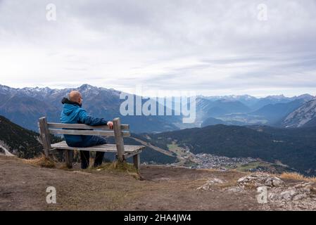 Vom seefelder joch, seefeld, tirol, österreich blickt der Mann über die alpen Stockfoto