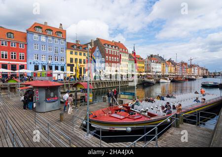 Kopenhagen, Koebenhavn: Nyhavn (New Harbour) Waterfront, Canal and Entertainment District, in , Zealand, Sealand, Sjaelland, Dänemark Stockfoto