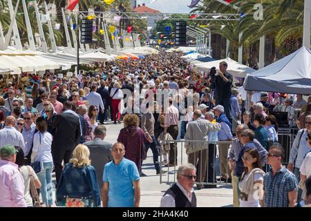 Besucher feiern den tag des heiligen domnius (Sudamja) an der riva-Promenade in Split, dalmatien, kroatien - der heilige domnius ist der schutzpatron der Spaltung. Stockfoto