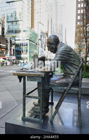 Die Skulptur der Garment Worker von Judith Weller in der 7th Avenue.Garment District.Midtown Manhattan, New York City, USA Stockfoto