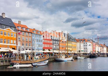 Kopenhagen, Koebenhavn: Nyhavn (New Harbour) Waterfront, Canal and Entertainment District, in , Zealand, Sealand, Sjaelland, Dänemark Stockfoto