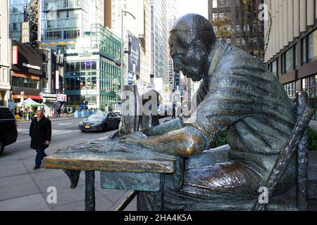 Die Skulptur der Garment Worker von Judith Weller in der 7th Avenue.Garment District.Midtown Manhattan, New York City, USA Stockfoto