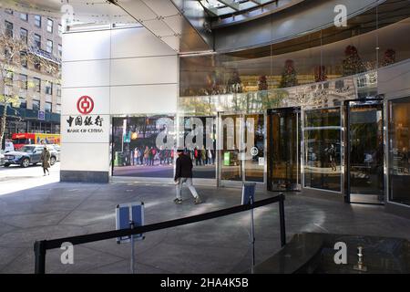 Eingang des Hauptgebäudes der Bank of China in der 6th Avenue in der Nähe des Bryant Parks.Midtown Manhattan.New York City.USA Stockfoto