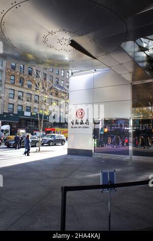 Eingang des Hauptgebäudes der Bank of China in der 6th Avenue in der Nähe des Bryant Parks.Midtown Manhattan.New York City.USA Stockfoto