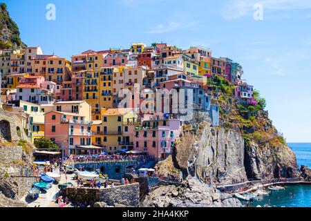 Schöne Aussicht auf manarola Stadt. Ist eines von fünf berühmten bunten Dörfern des nationalparks cinque terre in italien, zwischen Meer und Land auf steilen Klippen ausgesetzt. ligurien Region von italien. Stockfoto