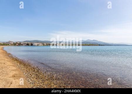 Ein Sandstrand irgendwo in griechenland. Stockfoto