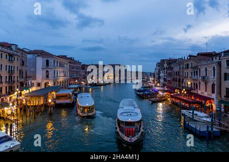 Gebäude Fassaden, Boote und Gondeln auf dem Canal grande von der rialtobrücke (ponte di rialto), venedig, italien Stockfoto