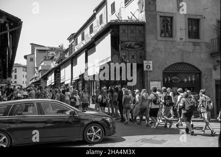 Brücke von ponte vecchio am Fluss arno - florenz, italien Stockfoto