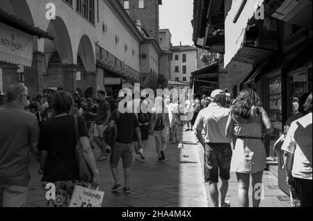 Brücke von ponte vecchio am Fluss arno - florenz, italien Stockfoto